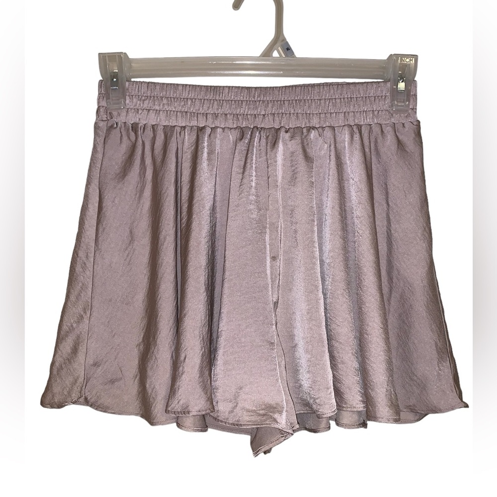 Everyday Chic Here For It Flared Shorts in color Mink women’s size Medium new